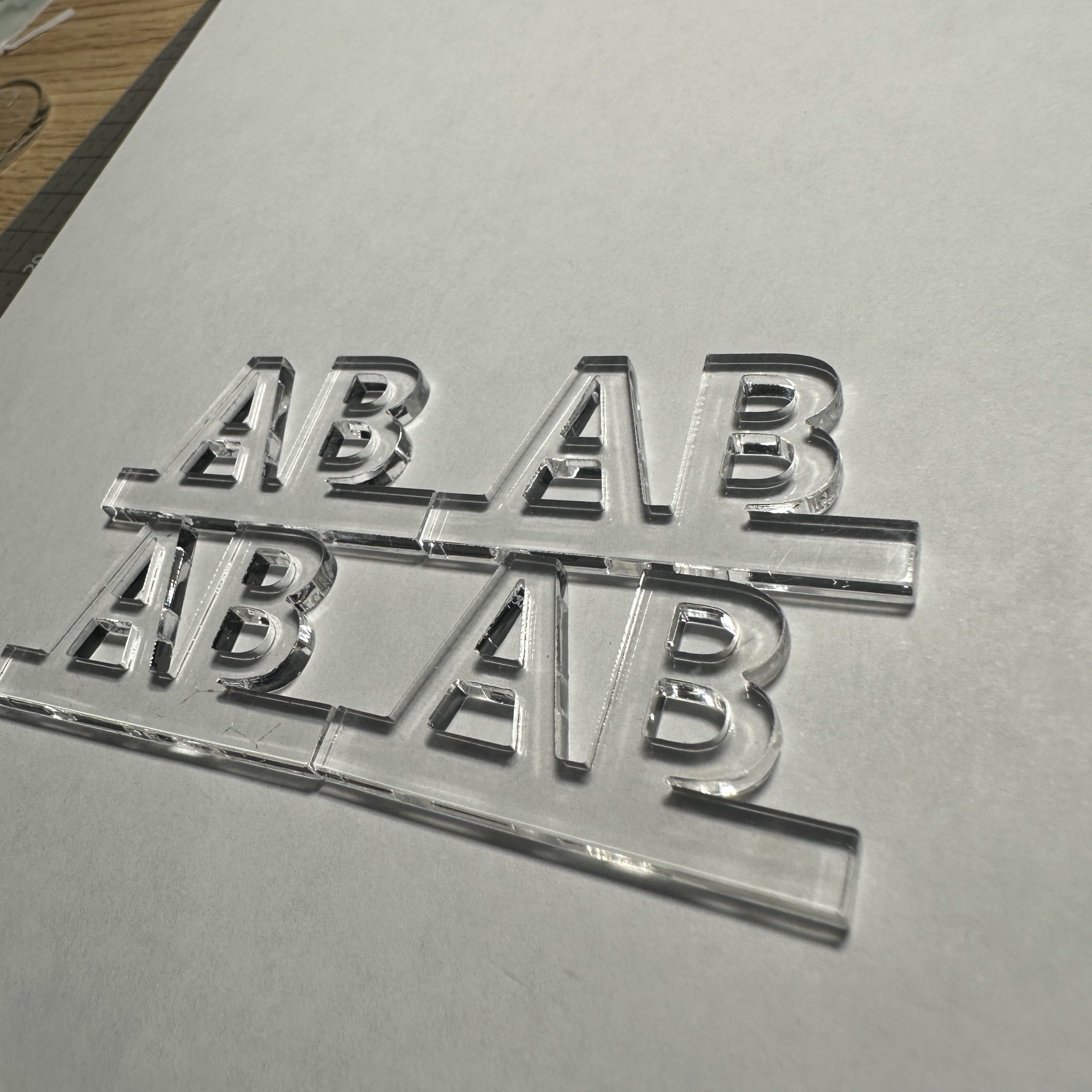 アクリルをアルファベットにカット